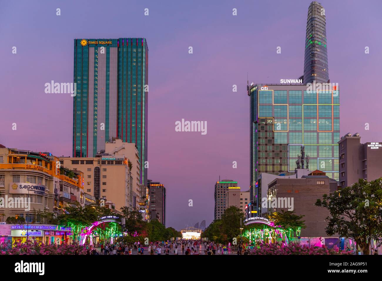 HO CHI MINH CITY - 03. März 2019: Sky scapers bei Sonnenuntergang. Stockfoto