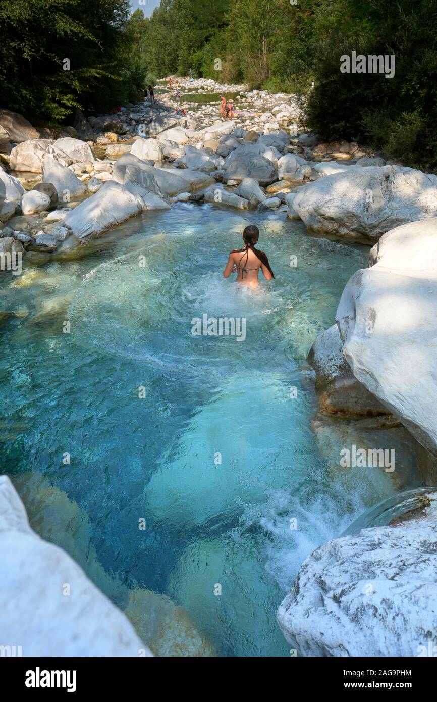 Sommer Touristen genießen den Apuanischen Alpen Aulella River Mineral reichen Heilwasser im Kurort Equi Terme, Villafranca in Lunigiana Toskana Italien gefiltert Stockfoto
