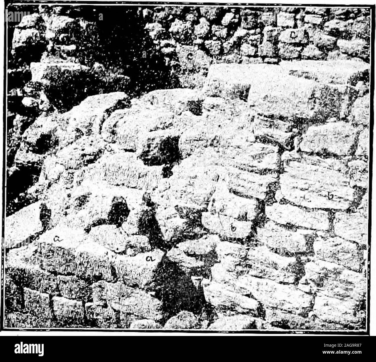 . Mykenische Troy, basierend auf Dörpfeld der Ausgrabungen in der sechste der Neun begraben Städte auf Hissarlik. Ohr LakeCopals - eine architektonische Besonderheit, die Sho^^s eine deutliche Übereinstimmung zwischen der Mykenischen für - tress von Böotien und mykenischen Troy. Sie occuralso in Tiryns, in alten ägyptischen Wänden und Mauern der sometimeseven in der griechischen Antike. Die Projek-tionen in den Mauern von Troja variieren in der Tiefe von 0,10 m. Zu 0.1.5 m., und in einigen Fällen auf 0,30 m. 13. Westwand.^ Obwohl die Westwand zeigt uiid iDorpfeld, Troja, das Ilion, S. 119-120. Vgl. Dnrpfeld, Mitth. Ath., 1894; Heinricli, o^J. a.a.o. S. 35 Stockfoto