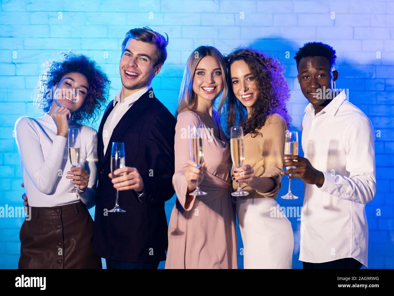 Mutiracial junge Menschen mit Brille lächelnd an Kamera stehend Innen Stockfoto