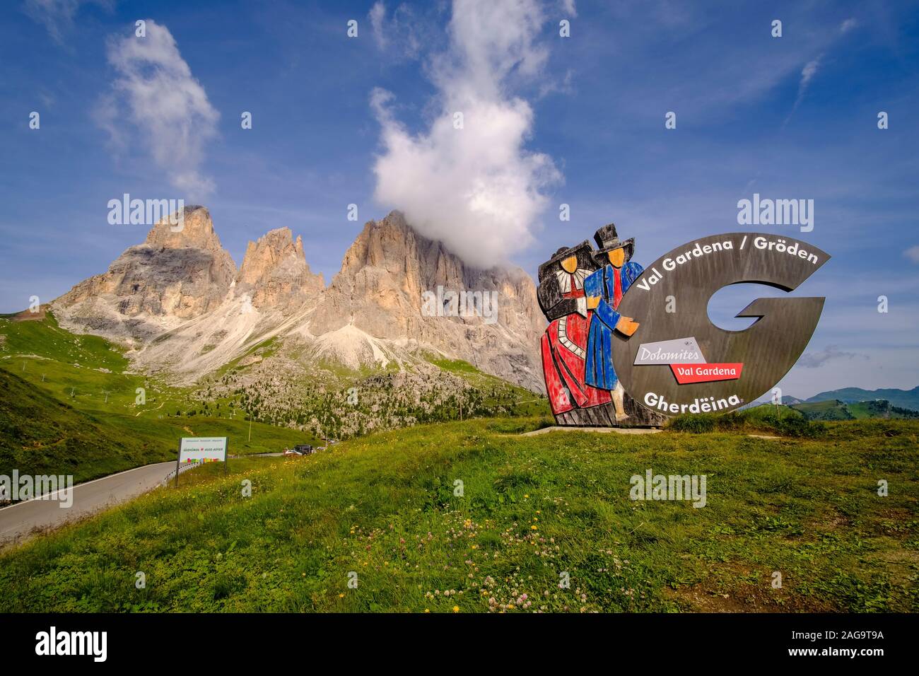 Blick auf die Gipfel der Langkofel Gruppe, Langkofelgruppe vom Sellajoch, Passo Sella, Holz- staues begrüßen zu Gröden Stockfoto