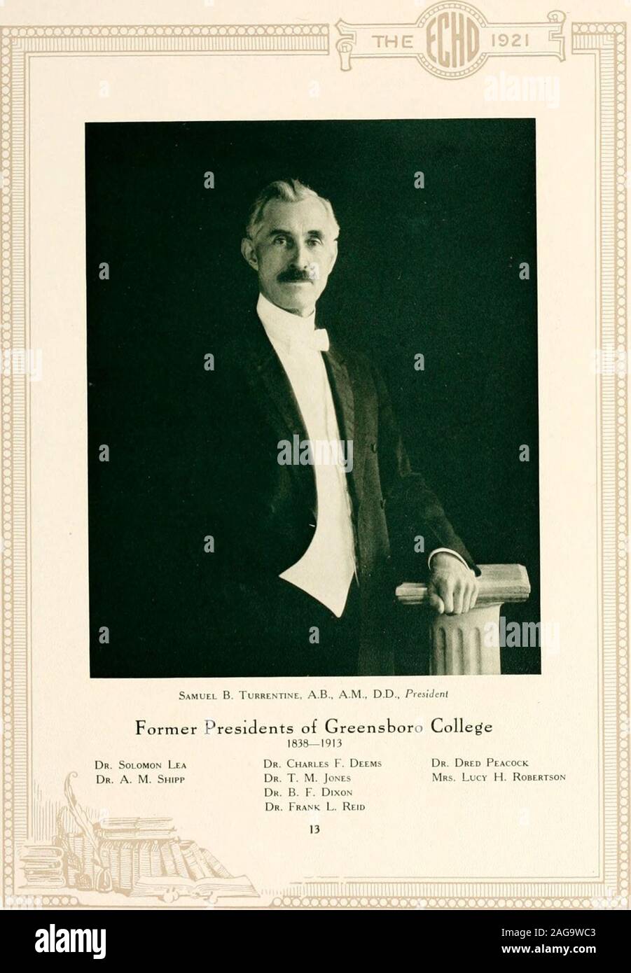 . Das Echo. . L Hüter unserer yoSUll Ihe Harmonie klingelt. Über Tal und Hügel, und schlicht. treuen Kinder immer noch singen. Weiter singen froh Abstand, die Alma Mater ne:D?Tinte o Mich nur mit Th ne Ich gewann s durch L. B. H rley. Unsere Al Na M ater. h gh Dein prais wurde von Sir s von Yo, das ist dein. Ull .1 ae si Amies s1 Leben rori ich. Dann, s Jeder er Kunst und zu ihr hoch gehoben werden. Während bis.? live zu ihr Wir 11 gl eine Liebe tha t Meinug nicht 1 Hir Al Na M ater sterben, s Rong In jedem vc Th.-ong Ringe t Zinn io In übel id Hon oder Füllen 1 5 vlng h. Unsere Alma Mater iMu Greensboro<.. Ihg. Für gewonnen Liebe, viele mit erweitertem Ausgangsspannungsbereich Stockfoto