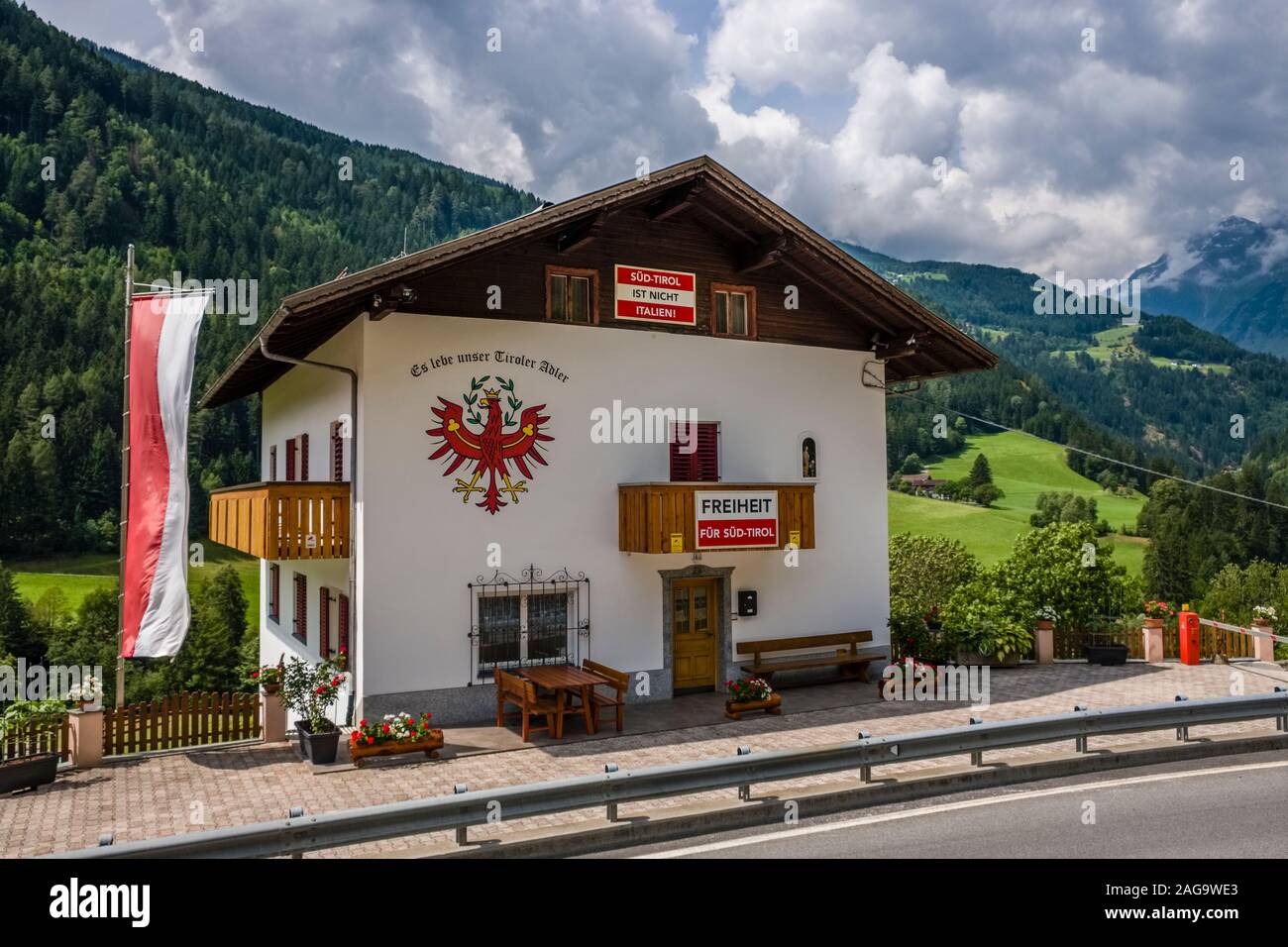 Haus mit angebrachten Schilder, bezüglich der politischen Bewegung Freiheit für Südtirol, Freiheit für Südtirol Stockfoto