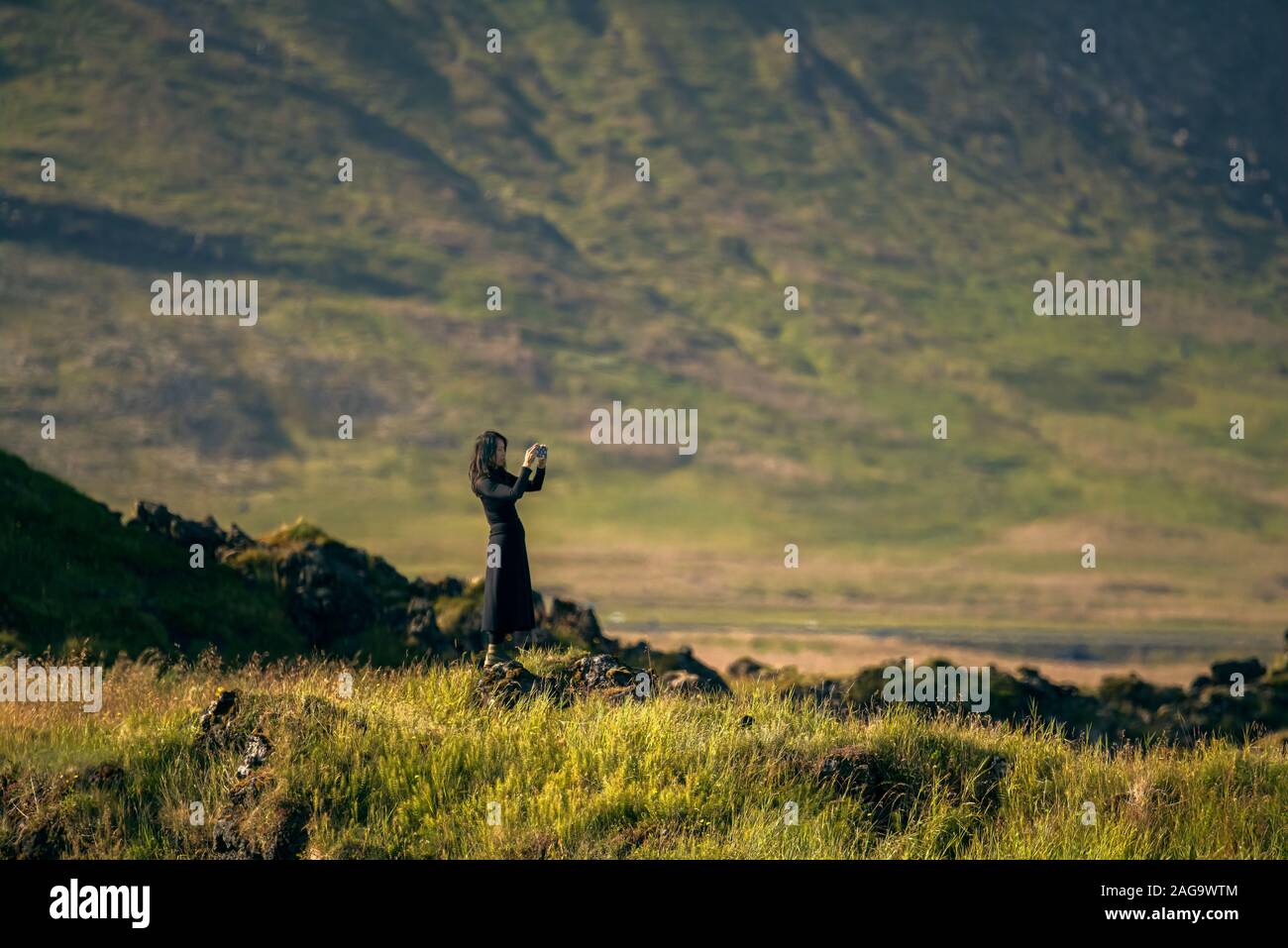 Frau ein Bild aufnehmen, Halbinsel Snaefellsnes, Island Stockfoto
