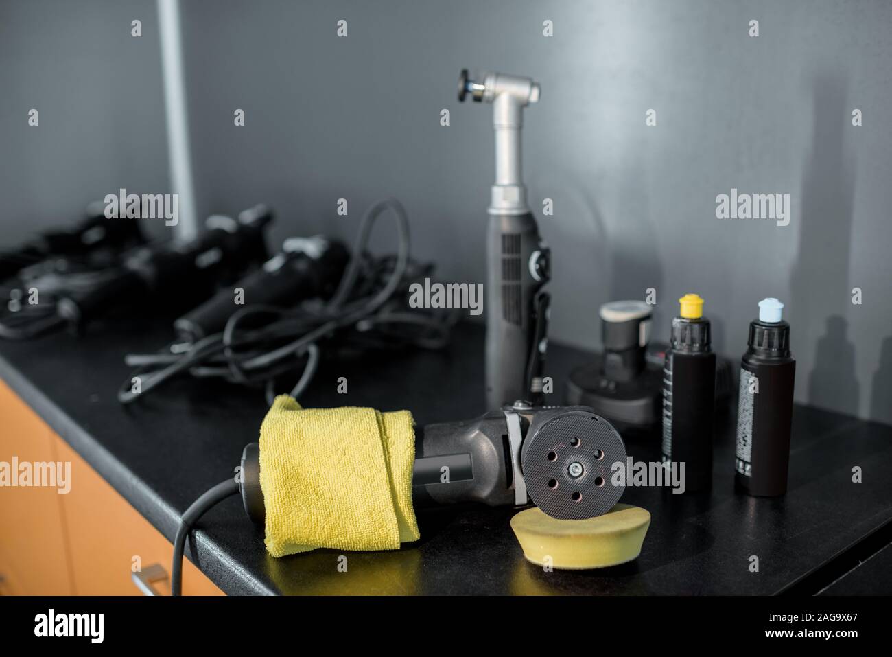 Professionelle Ausrüstung für Automotive Body polieren auf der Tabelle am Car Service. Auto Details Werkzeuge für die Pflege Stockfoto