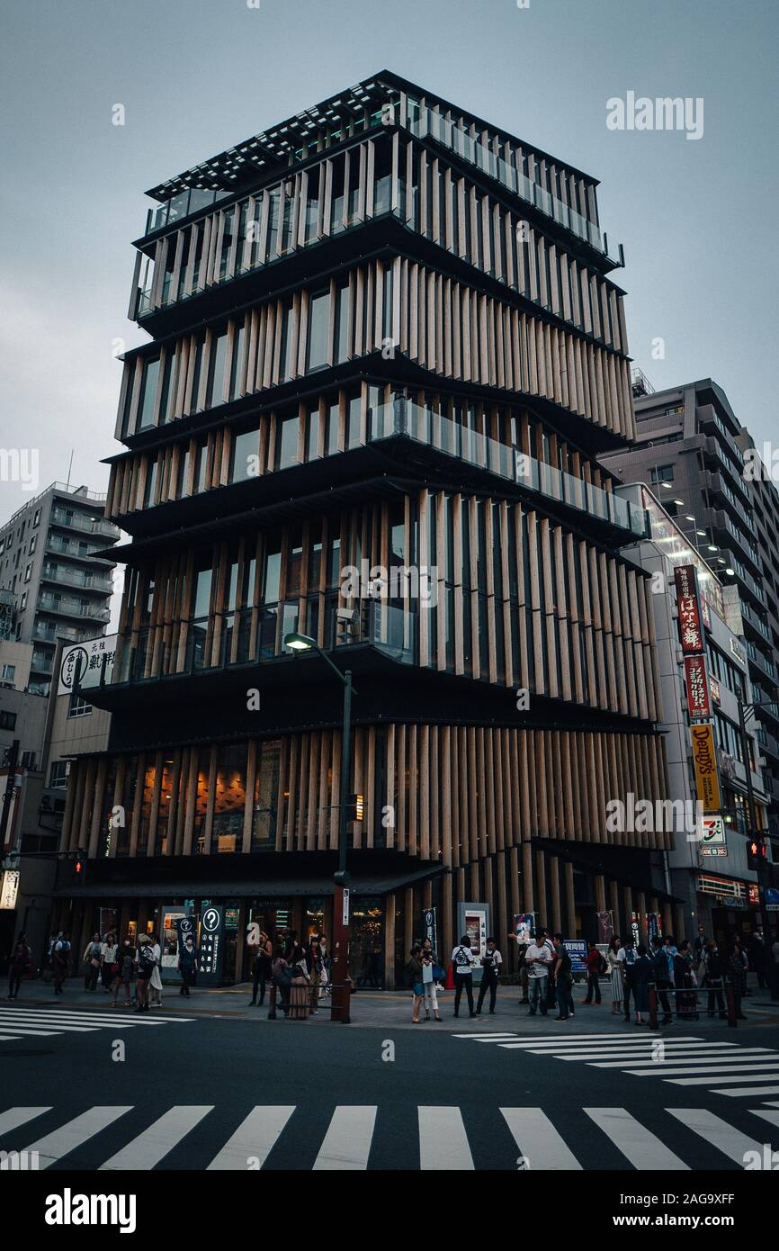 Tokio, Japan - Apr 30, 2018: Architektonisch bedeutsame Gebäude aus Holz mit Fußgängern und mehrere crosswalks Stockfoto