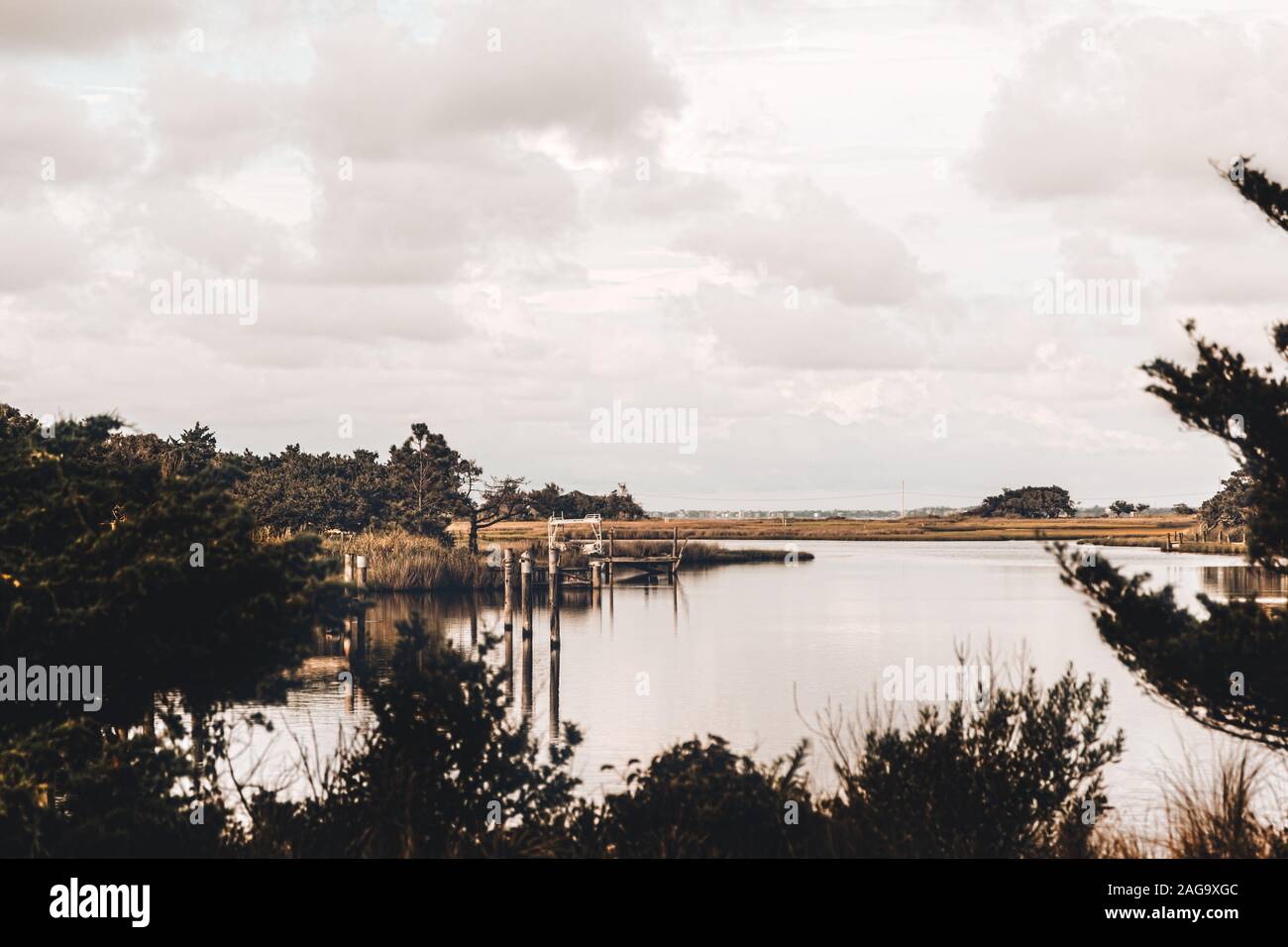 Landschaft Wasserscheide Bach oder See im ruhigen Wasser Einlass von der Bucht im Sommer Stockfoto