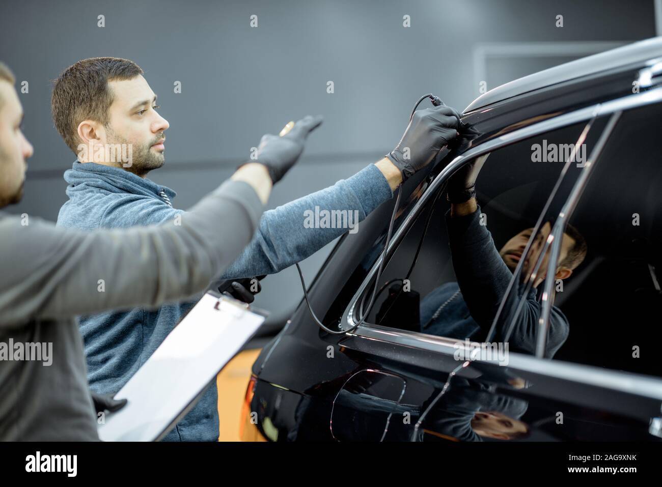 Arbeitgeber Kauft Auto Für Arbeitnehmer Auto karosserie schaden -Fotos und -Bildmaterial in hoher Auflösung – Alamy