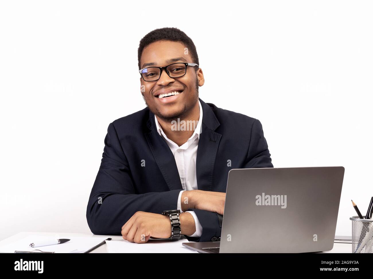 Erfolgreiche afrikanische amerikanische Kerl im Büro mit Blick auf die Kamera Stockfoto