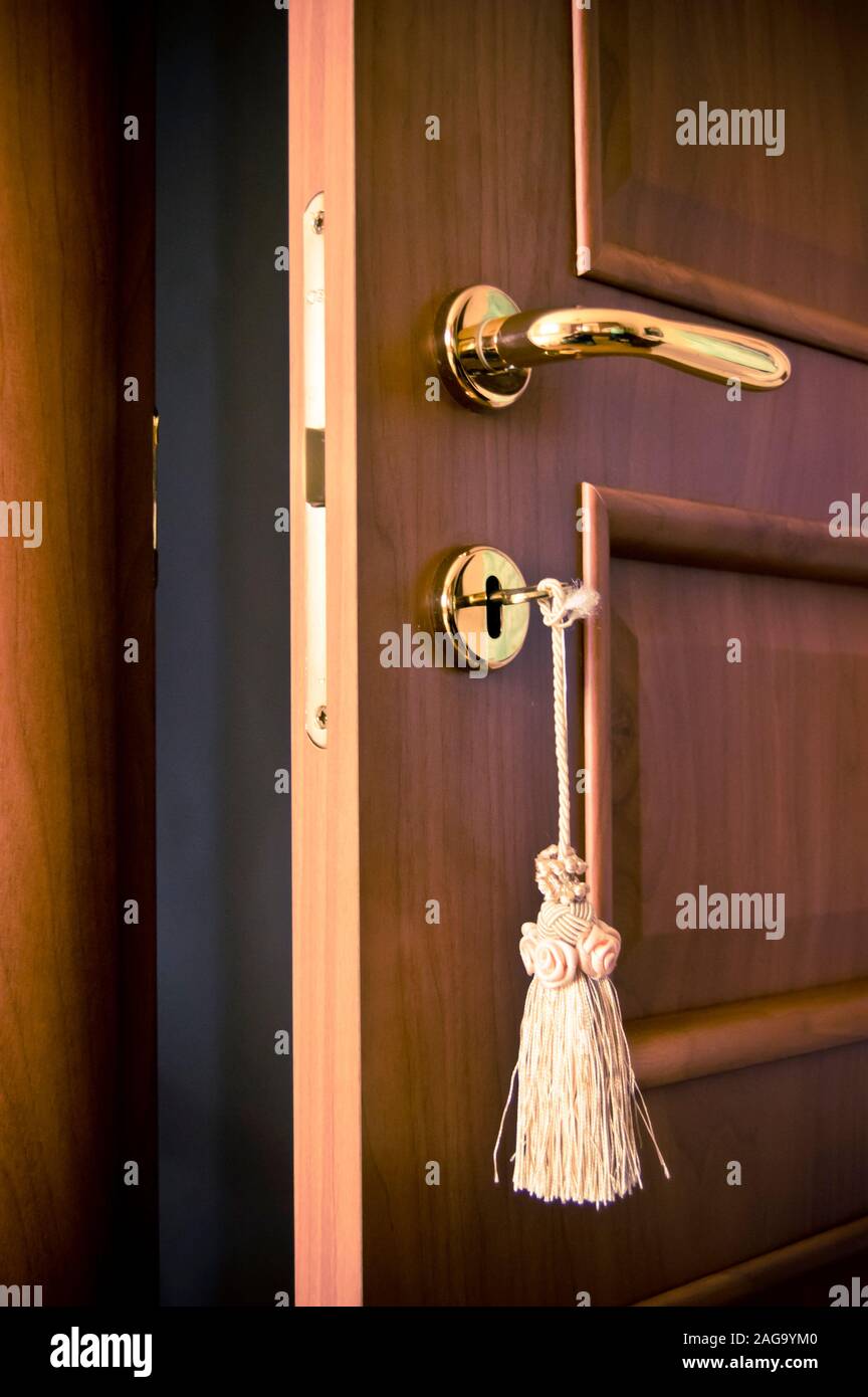 Geheimnisvolle teilweise offene Tür eines Hotelzimmers Stockfoto