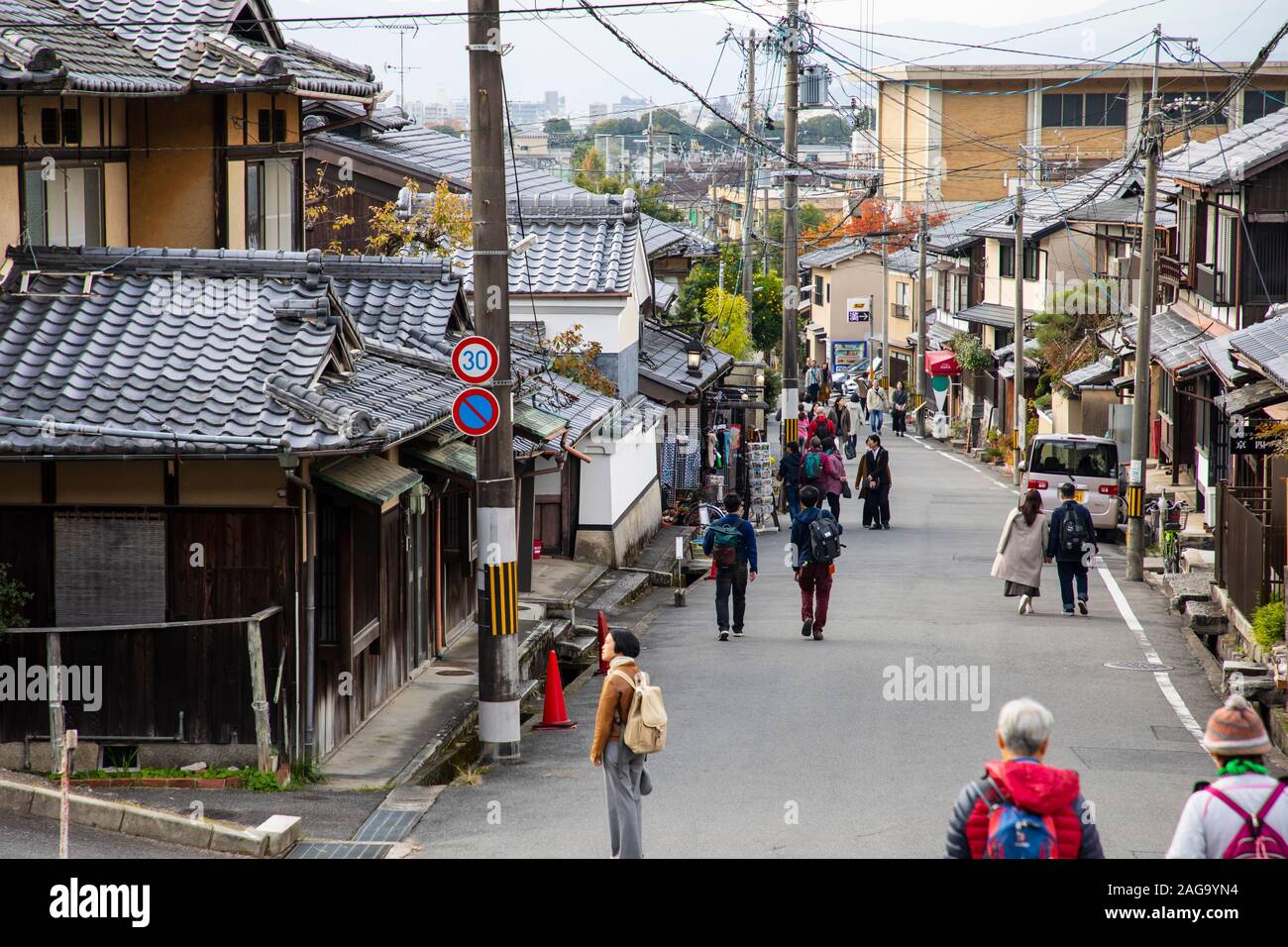 KYOTO, Japan - 18. November 2019: Straßen der Nördlichen Higashiyama, das ist eine der wichtigsten Sehenswürdigkeiten Stadtteile von Kyoto Stockfoto