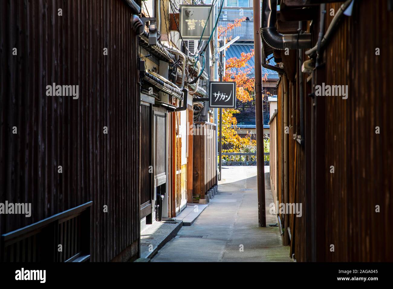 KYOTO, Japan - 19. November 2019: Gion ist die berühmteste Geisha Bezirk mit hoher Konzentration von traditionellen Holz- mechant Häuser. Stockfoto