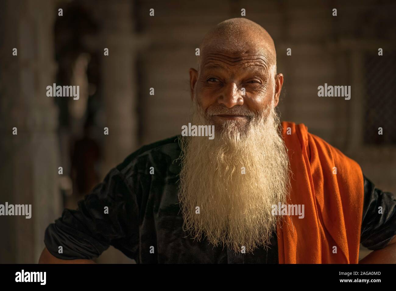 Portrait von hinduistischen religiösen Mann mit fließenden weißen Bart und tragen orange Robe in Udaipur, Rajasthan, Indien. Stockfoto