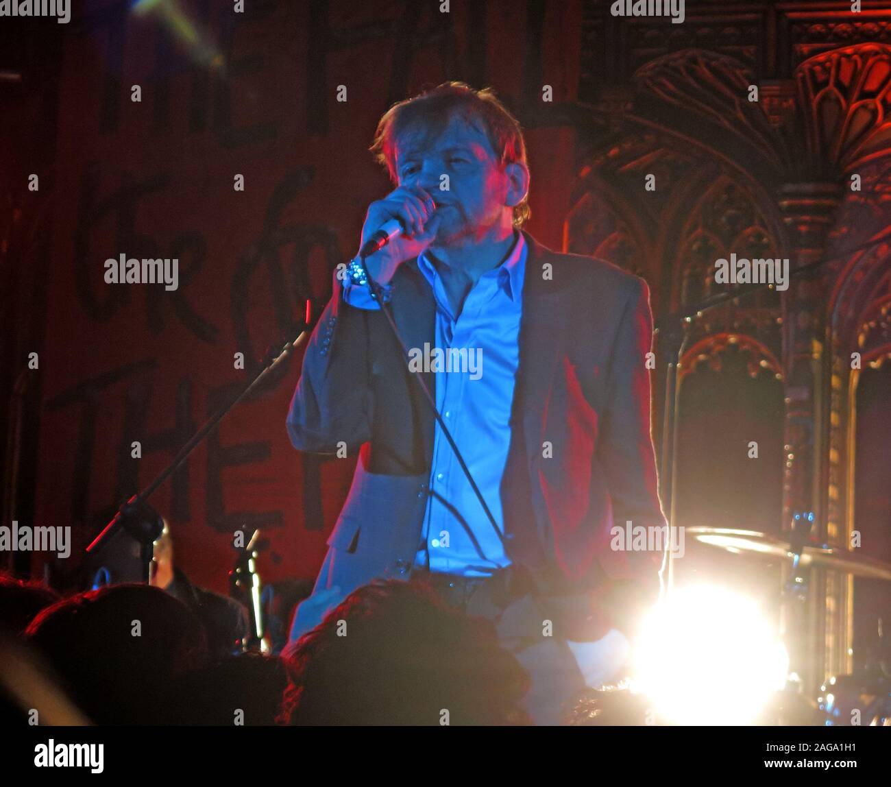 Mark E Smith & Herbst 15/05/2014 Kathedrale von Manchester gig-MES am Gesang mit Mikrofon Stockfoto