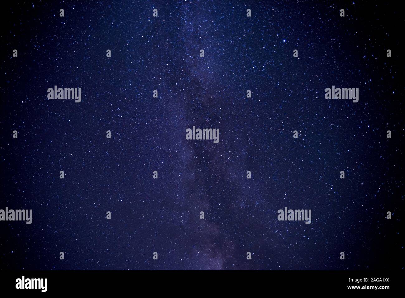Low-Angle-Aufnahme eines Galaxienhimmels mit Sternen gefüllt Nachts Stockfoto