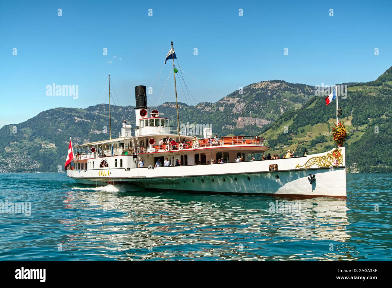 Vierwaldstättersee, Schweiz - Juni 02, 2019: historische Raddampfer Fahrgastschiff auf dem Vierwaldstättersee im Sommer. Stockfoto