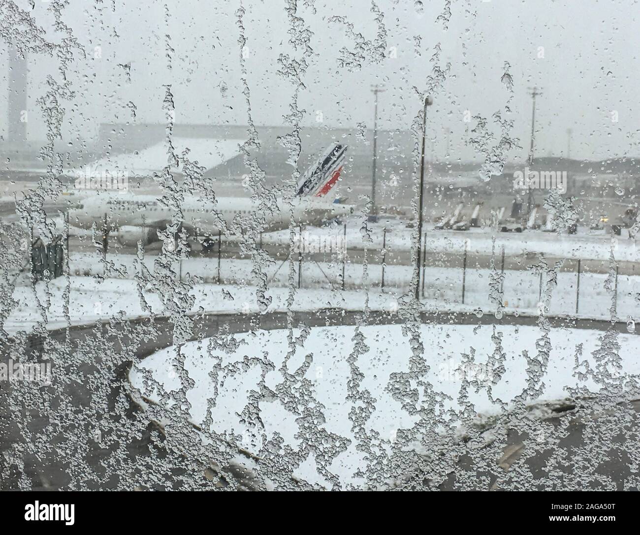 Flughafen Roissy, einer EBENE DURCH EIN GEFRORENES FENSTER FRANKREICH Stockfoto