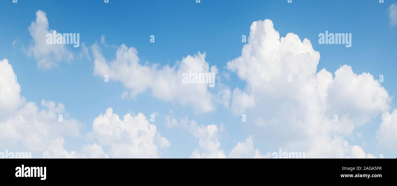 Blauer Himmel mit weißen Wolken cumulus tagsüber. Natürlichen Hintergrund Foto Textur Stockfoto