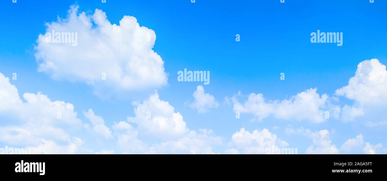 Blauer Himmel mit weißen Wolken tagsüber. Natürlichen Hintergrund Foto Stockfoto