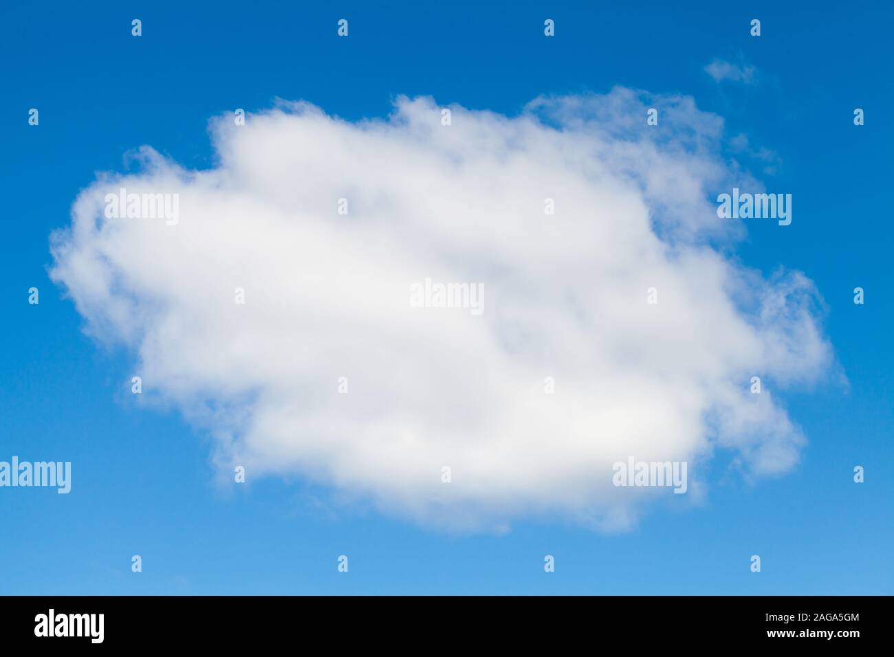Weiße Wolke im blauen Himmel bei Tag close-up, natürliche Hintergrund Foto Stockfoto
