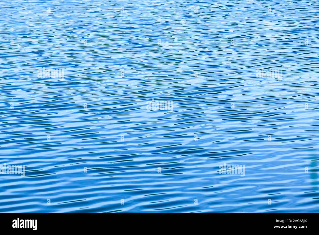 Blaues Wasser Oberfläche mit Welligkeit, natürlichen Hintergrund Foto Textur Stockfoto