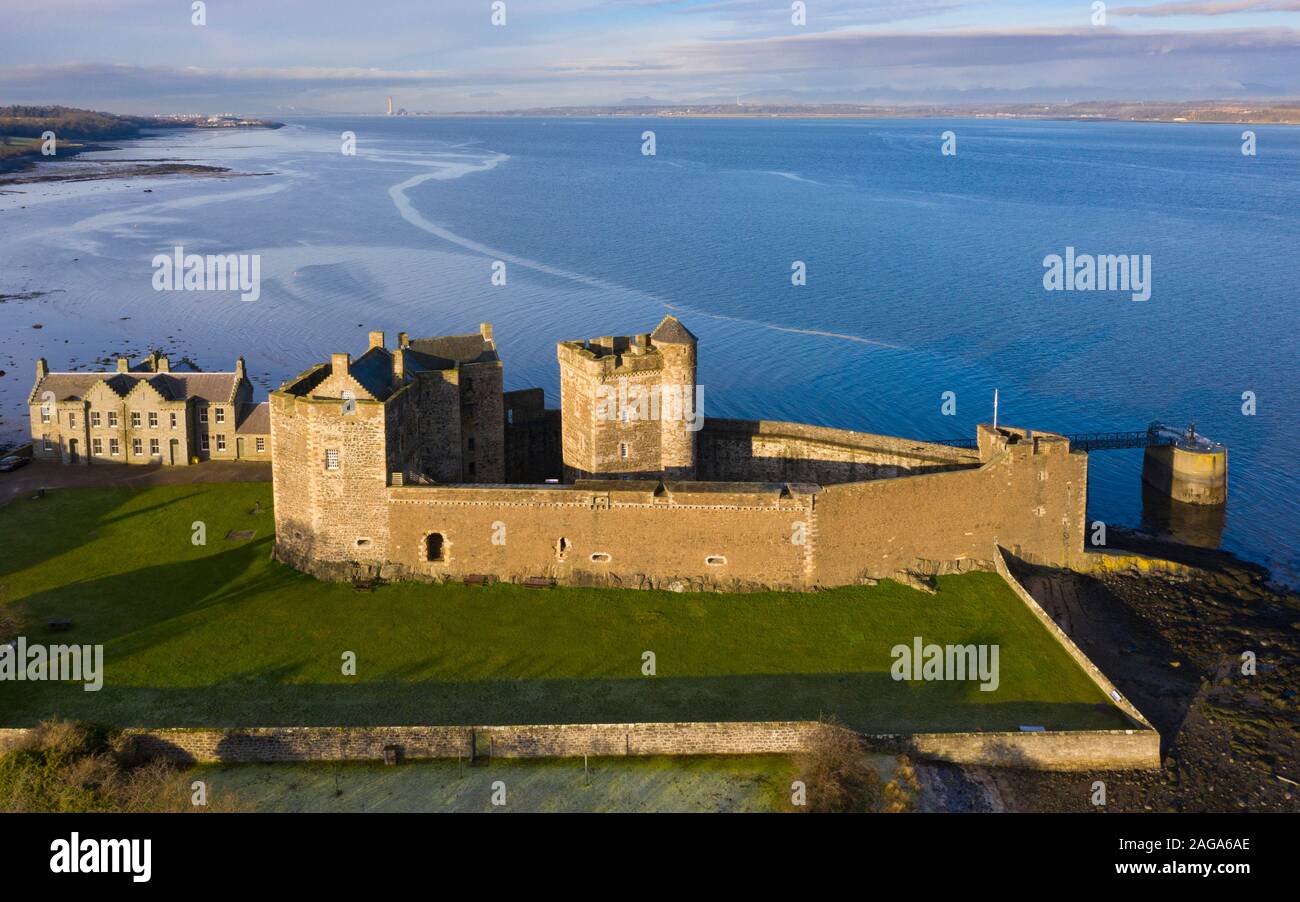 Luftbild des Blackness Castle (Einstellung für Outlander) neben Firth-of-Forth River in West Lothian Schottland, Großbritannien Stockfoto