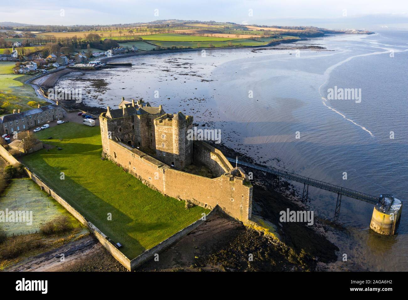 Luftbild des Blackness Castle (Einstellung für Outlander) neben Firth-of-Forth River in West Lothian Schottland, Großbritannien Stockfoto