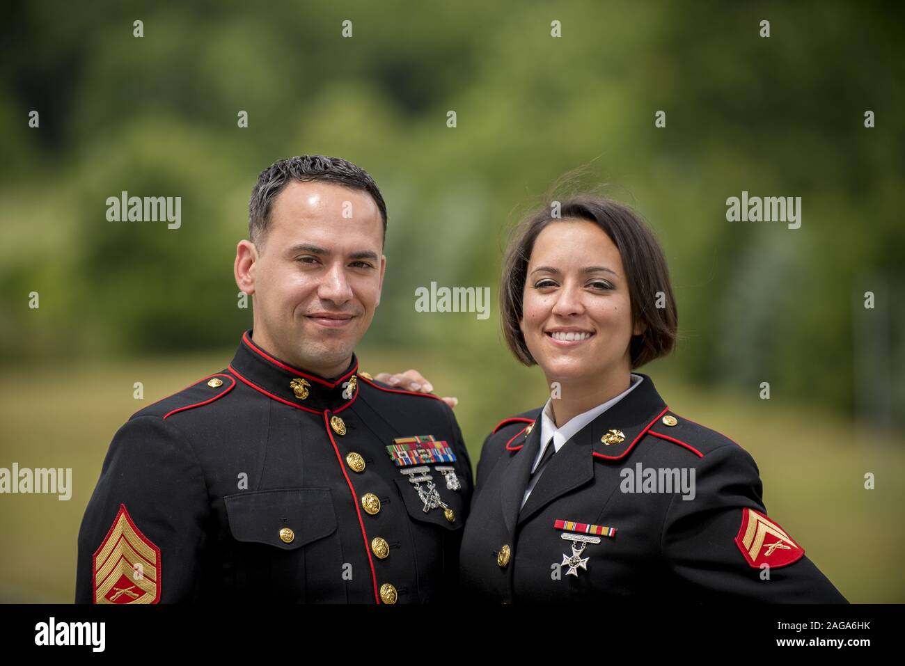 Shallow Focus Aufnahme eines Militärpaares lächelnd an der Kamera Stockfoto