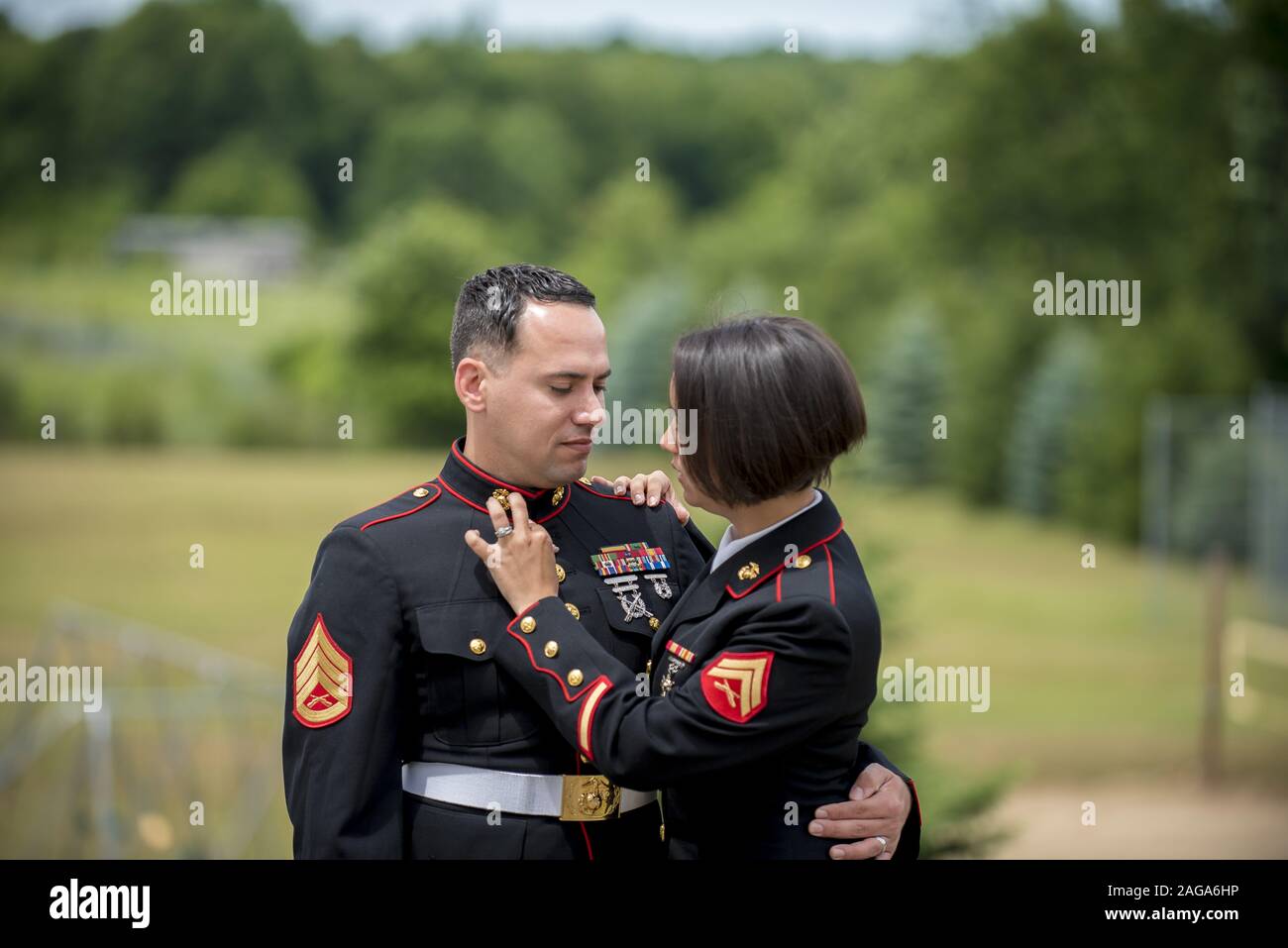 Shallow Focus Aufnahme eines Militärpaares, das sich umarmt Stockfoto