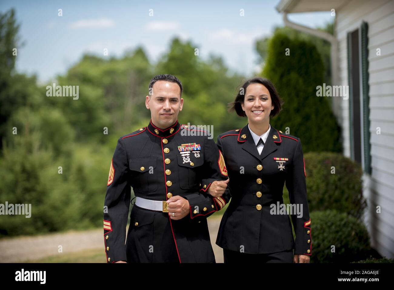 Shallow Focus Aufnahme eines Militärpaares, das die anschaut Kamera Stockfoto