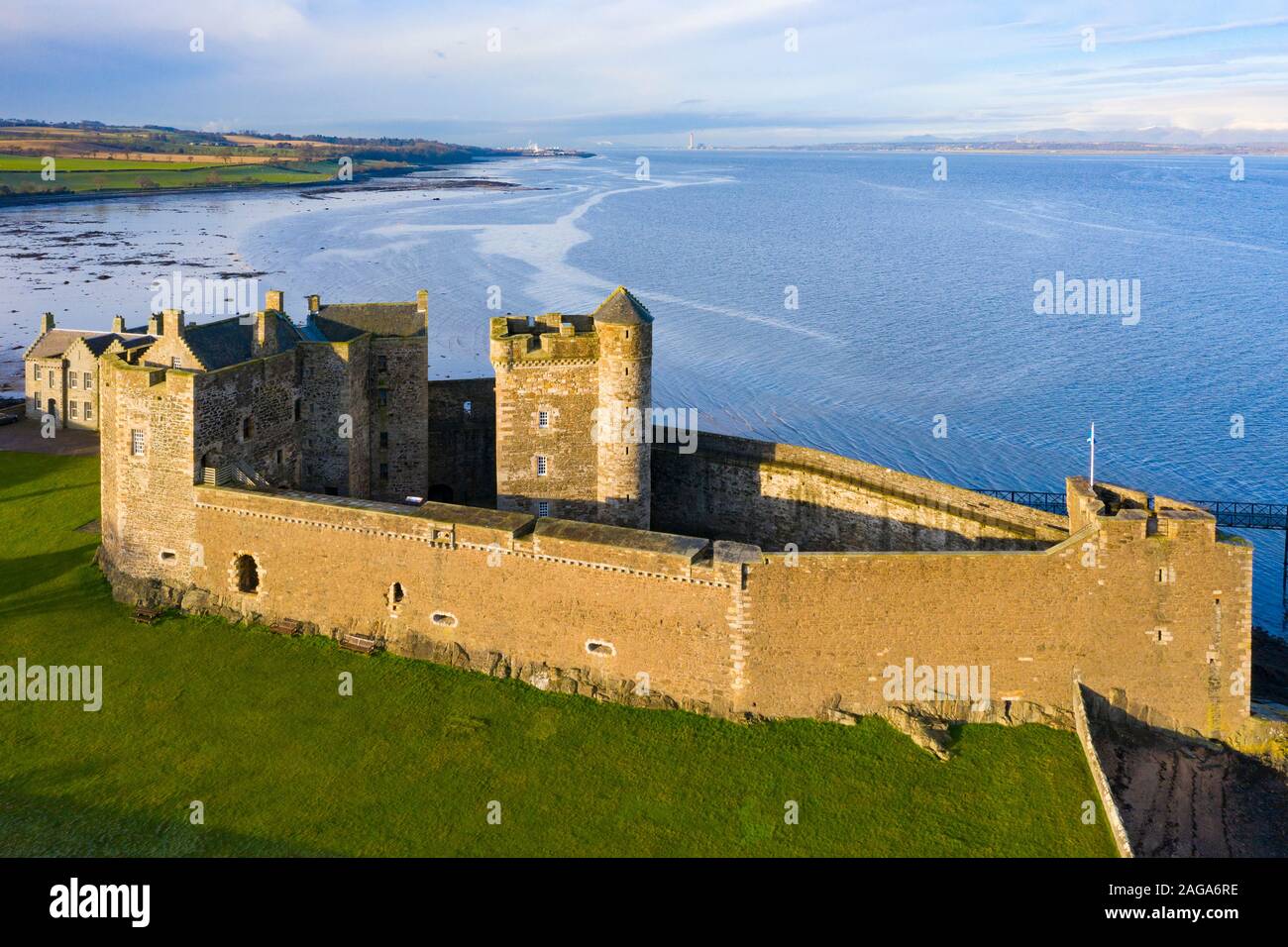 Luftbild des Blackness Castle (Einstellung für Outlander) neben Firth-of-Forth River in West Lothian Schottland, Großbritannien Stockfoto