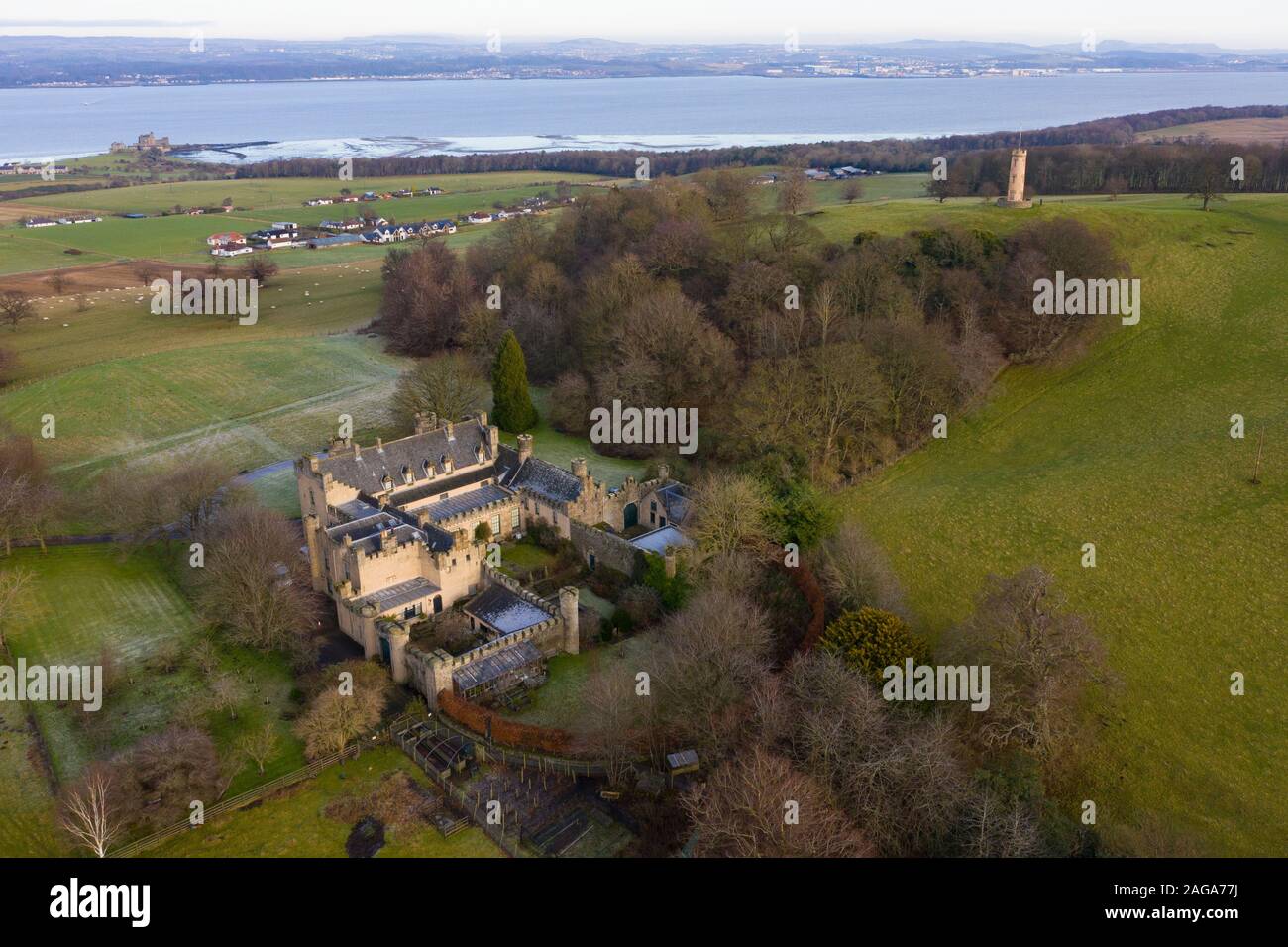 Luftaufnahme des Hauses der Binns und Binns Tower, West Lothian, der Heimat der Dalyell Familie, vom National Trust für Schottland besessen. Schottland, Großbritannien. Stockfoto