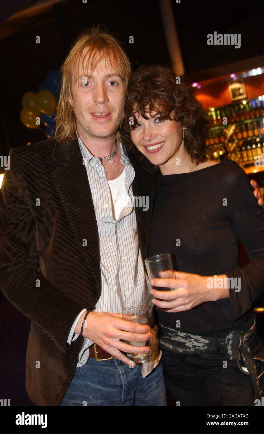 Schauspieler Rhys Ifans mit seiner Freundin Jess Morris bei der Europäischen Premiere seines neuen Filmes Danny Liegestuhl am Eröffnungsabend des Cardiff Screen Festival gehalten an der UGC Kino in Cardiff letzte Nacht. (Freitag, 14.11.03). Stockfoto