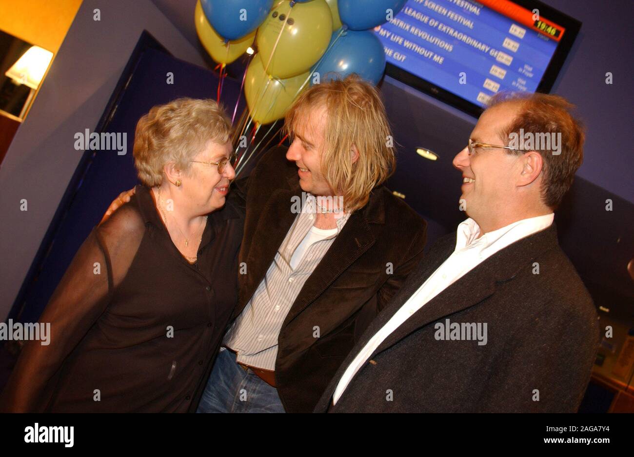 Schauspieler Rhys Ifans dargestellt mit seiner Mama Bette und Regisseur Jeff Balsmeyer bei der Europäischen Premiere ihres neuen Films Danny Liegestuhl am Eröffnungsabend des Cardiff Screen Festival gehalten an der UGC Kino in Cardiff letzte Nacht. (Freitag, 14.11.03). Stockfoto