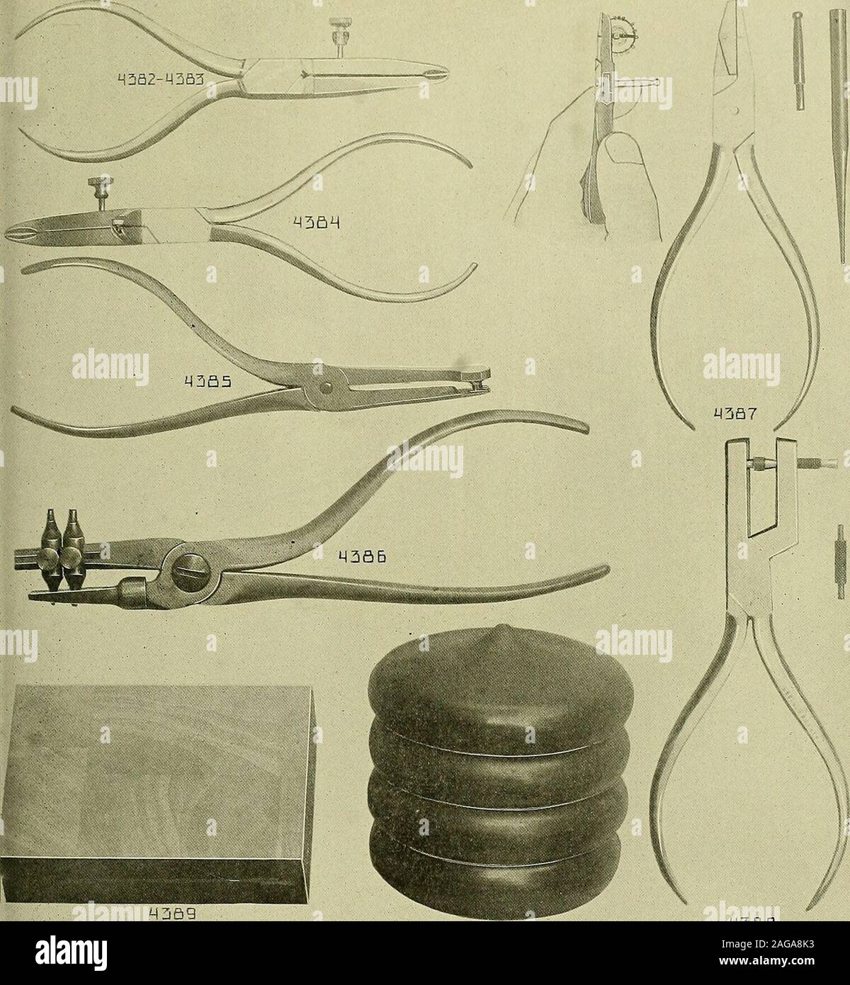 . Jahrhunderts Katalog der Lieferungen für Uhrmacher, Juweliere und verwandte Berufe. P Zangen und Stanzen. Nr. 4373. Bulldogge oder Regenschirm Nose Plier | 0,50 4374. Parallel Card Punch, vernickelt 75 437.5. Card Punch, vernickelt 65 4376. 75 4377. 75 {Pads, Gravieren ... siehe Klassifizierung E Platten, Diamond, siehe Klassifikationen Polierböcke.. siehe Klassifizierung L Palette Stein Einsteller J zeichnen?? ? D Stanzen, Dapping Sterben D Anhänger Set Keys S Schraube S Carat.... siehe S Rohre. Schlag •? B Für Uhrmacher, Juweliere und verwandte Berufe. 185. M3a9 Wi^a^Sm 4290 H5aa? B. mi. Ich "Wi ZANGE UND POLIEREN BLÖCKE Stockfoto