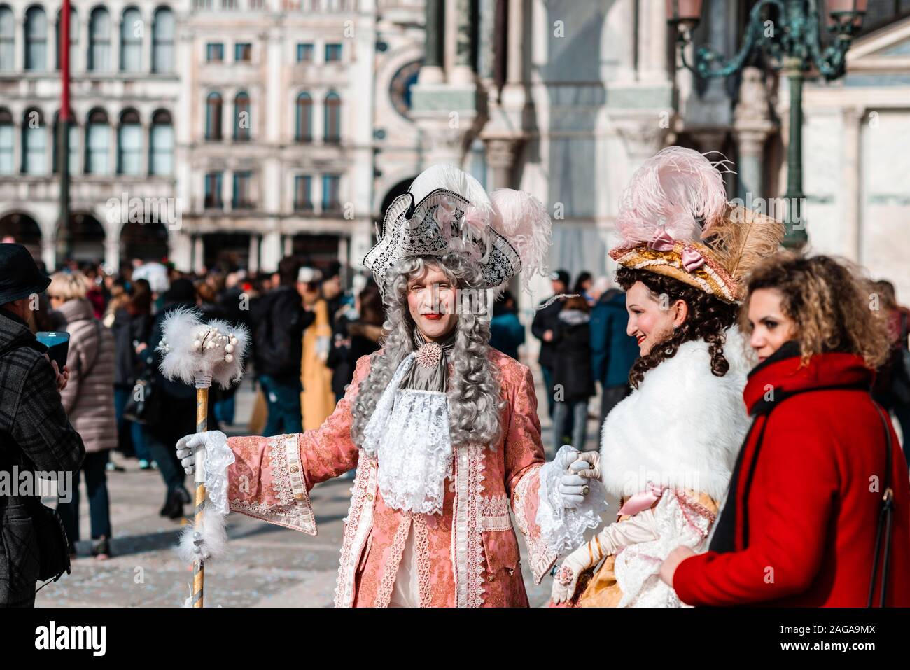 Die Menschen in der Verkleidung während Venedig Carnval (redaktionellen) Stockfoto
