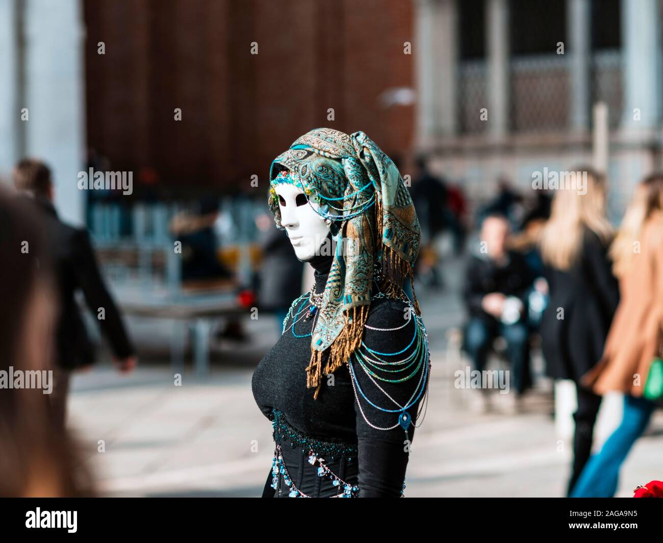 Die Menschen in der Verkleidung während Venedig Carnval (redaktionellen) Stockfoto