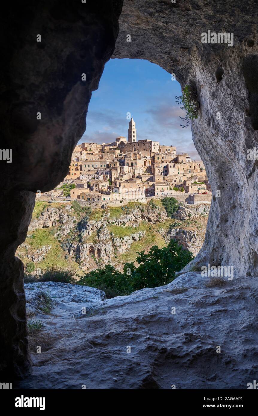 Matera Blick über 'la Gravina "Schlucht der Sassi von Matera von innen eine Sassi Höhle, Basilicata, Italien. Ein UNESCO Weltkulturerbe. Stockfoto