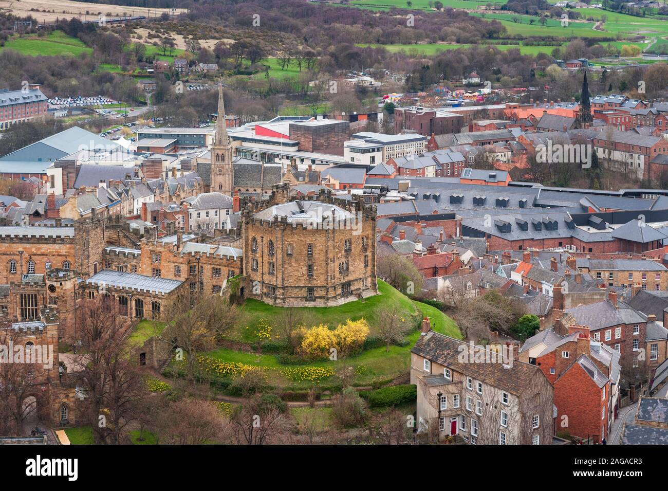 Anzeigen von Durham Castle und Teil von Durham City vom Turm der Kathedrale von Durham. Stockfoto