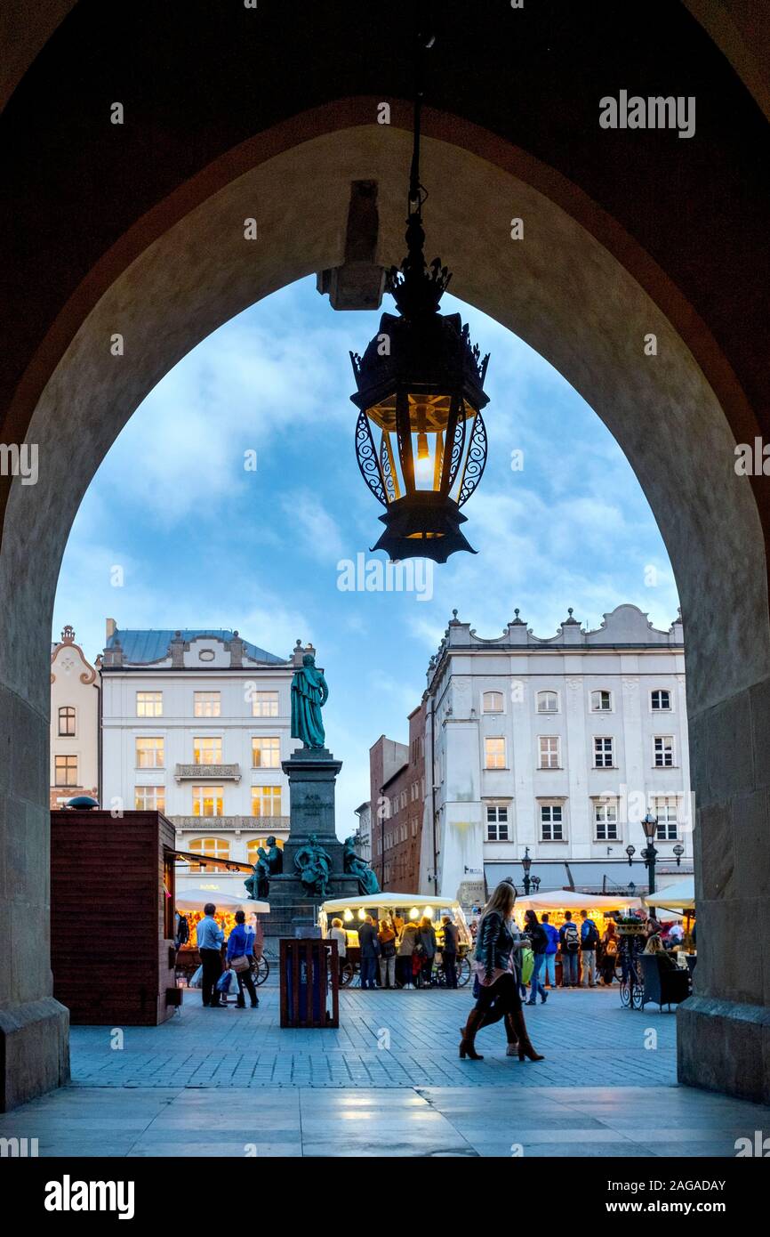 Blick auf den Hauptplatz von den Bögen der Tuchhallen, Krakau, Polen Stockfoto