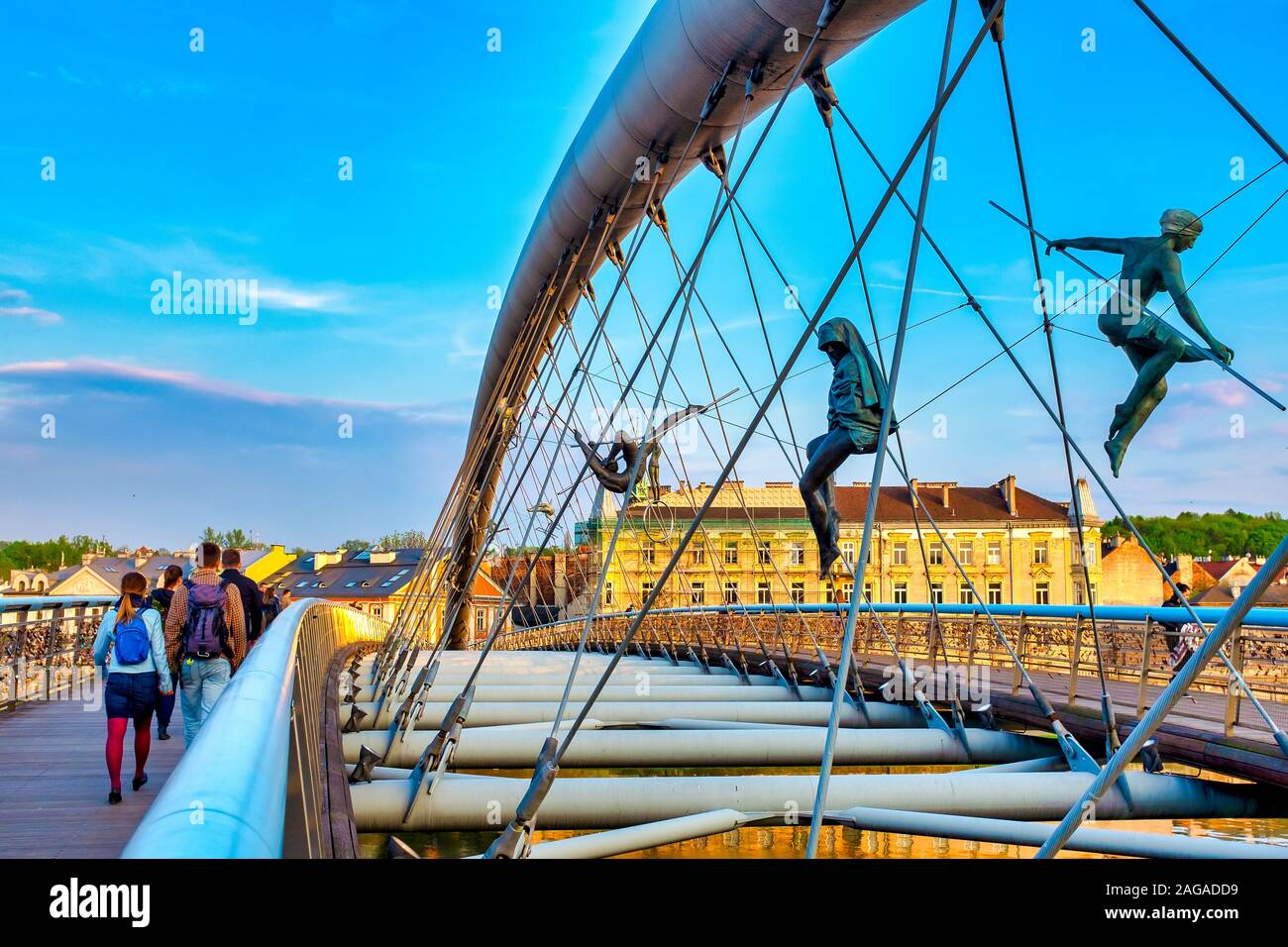 Skulpturen des Künstlers Jerzy Kedziora auf den Vater Bernatek Footbrige, Krakau, Polen Stockfoto