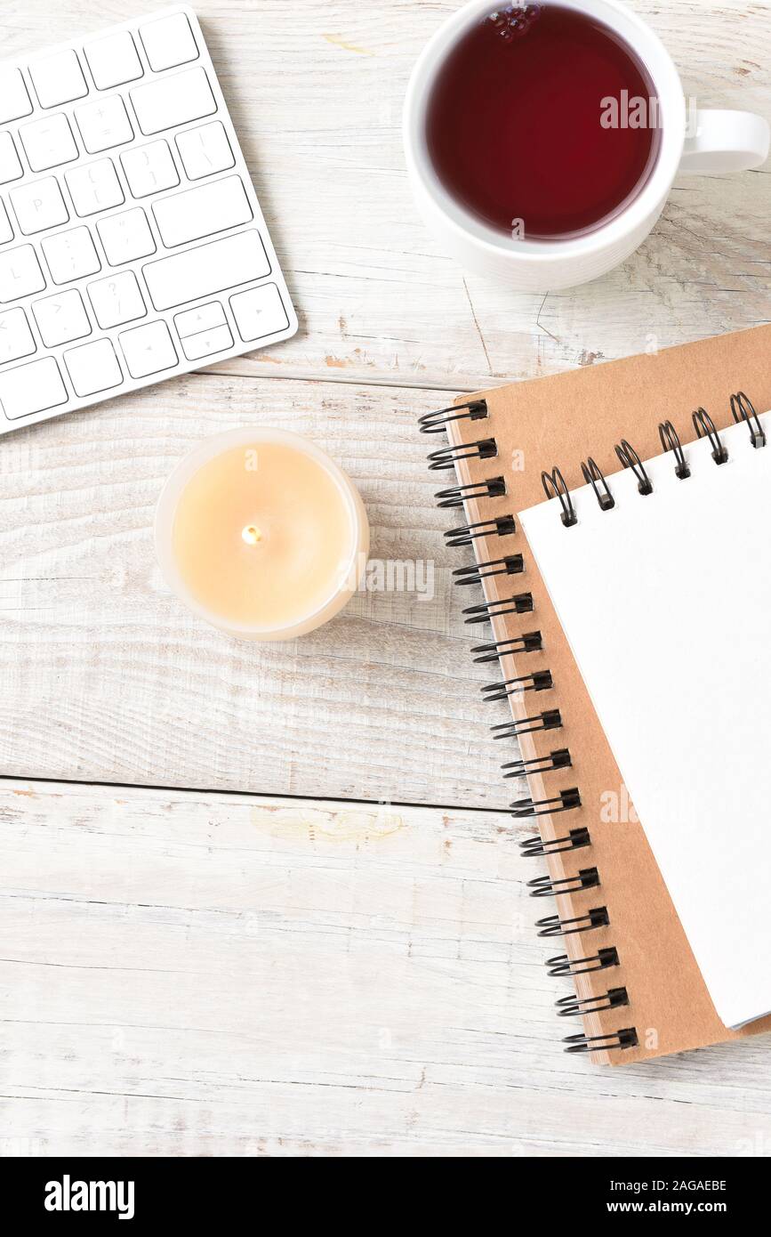 Weißen flachen Still Life Home Office Schreibtisch legen, mit Kaffee, Tastatur Pads und Kerze, vertikale Format mit kopieren. Stockfoto