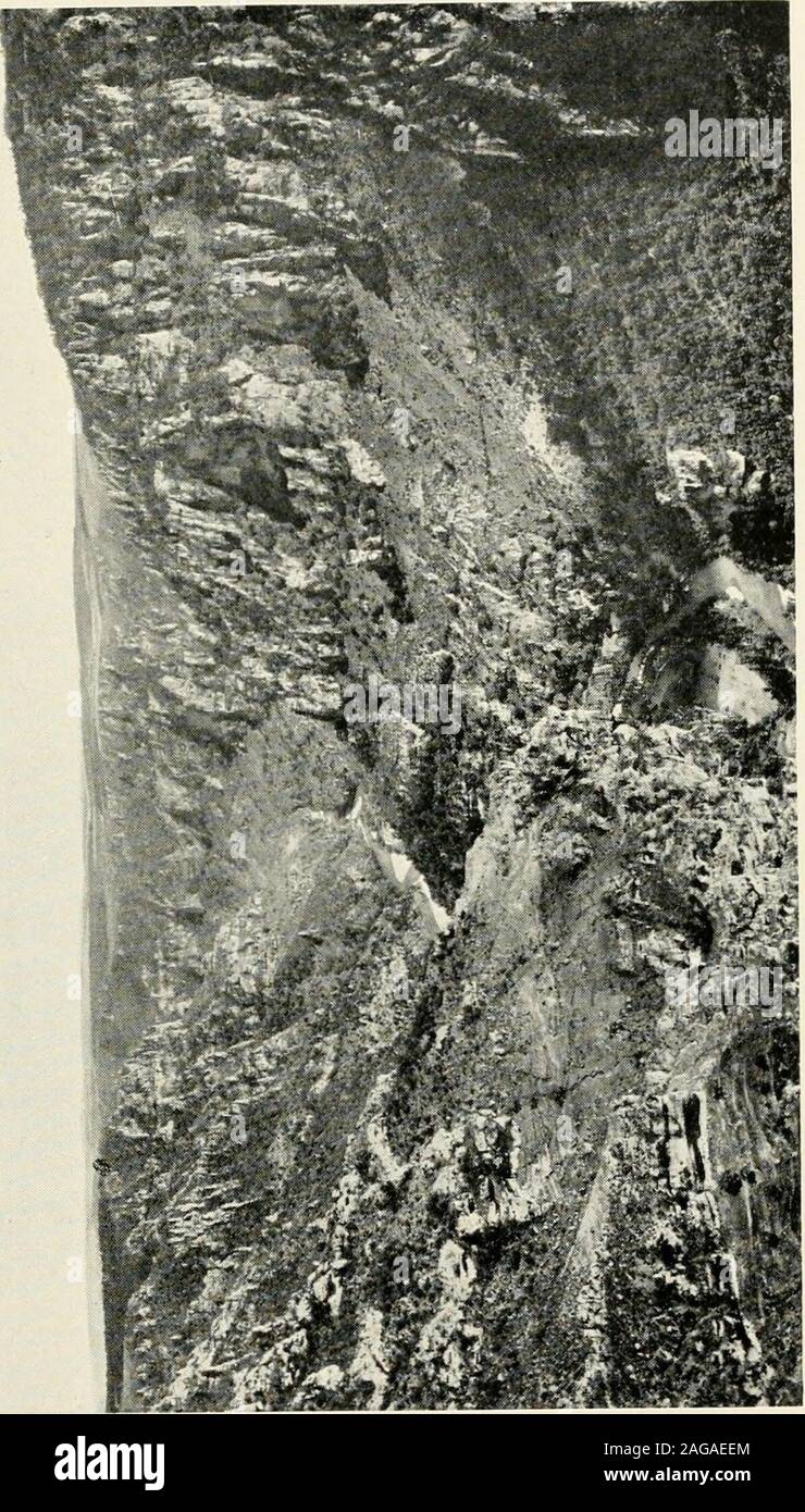 . Unbesuchte Frankreich von Fluss und Mead und Stadt. Er Causses und der Canon du Tarn, seine Antwort wasthe lakonisch: Keine was auch immer. Gehen und zu sehen. Es würde Wochen dauern, nicht Tagen, thesescenes von der archäologischen und geologischen pointof anzeigen zu erkunden. Ich habe mich mit der Beschreibung was isin Store für den Touristen. Wir geben Sie nun die verunreinigen oder Detroit, an dem pointgrace und bewitchingness Für sub-limity und Größe ausgetauscht werden, und die Landschaft des Caussesand der Tarn ihren Höhepunkt erreichen. Der Fluss, narrowedto ein Gewinde, Winde in und out, Zwang mühsam waybetween der hohen felsabstürze, alle, aber m Stockfoto