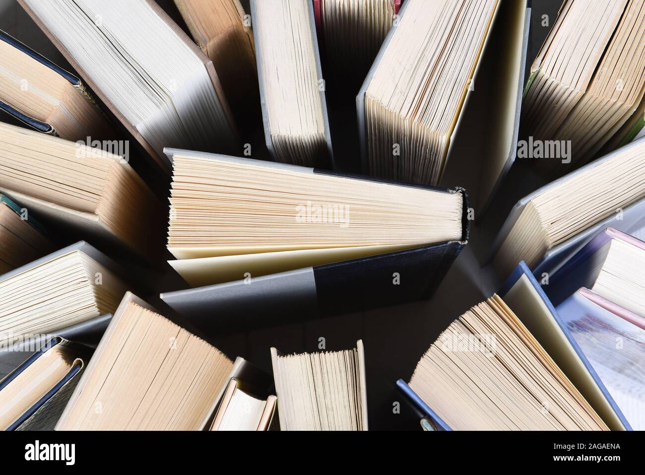 Ansicht von oben von einer großen Gruppe von Bücher in zufällig angeordnet. Stockfoto