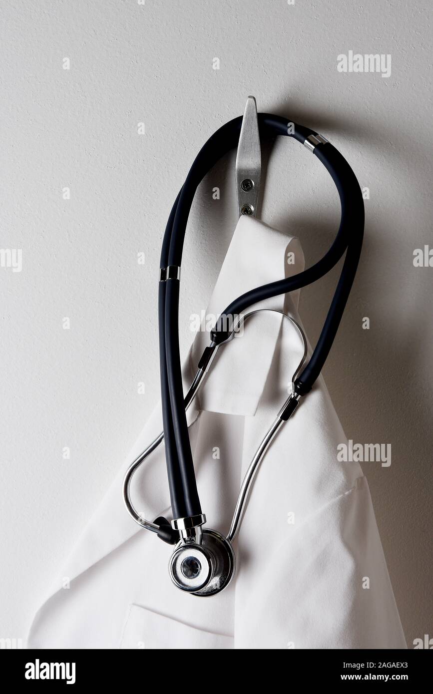 Nahaufnahme eines Ärzte weißen Kittel Hängen an einen Haken mit Stethoskop. Stockfoto