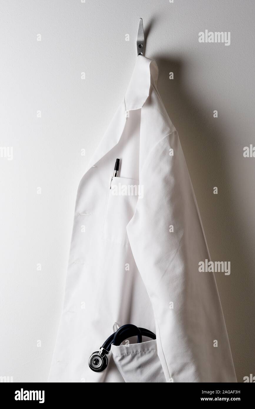 Ein Ärzte weißen Kittel und das Hängen an einem Haken mit Stethoskop in der Tasche. Stockfoto