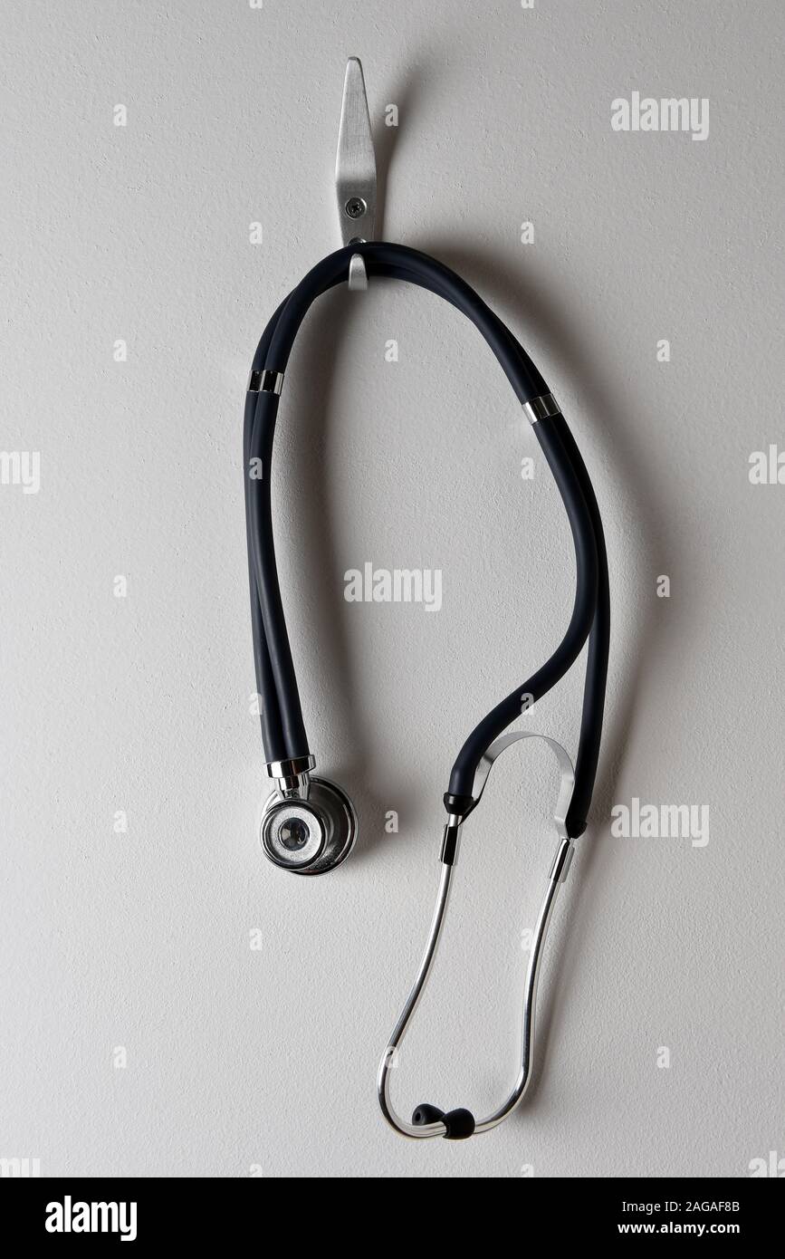 Nahaufnahme von einem Stethoskop hängt an einem Haken an der Wand. Stockfoto