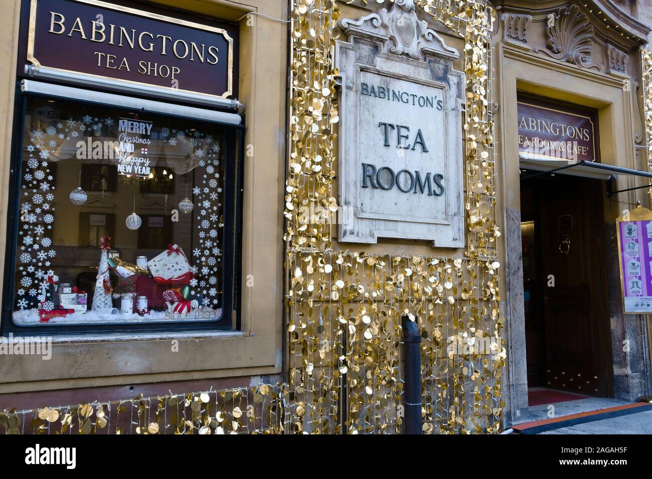 Weihnachten Fenster Anzeige in Babington's englischen Tee und Cafe an der Spanischen Treppe (Piazza di Spagna). Shop Vordertür. Rom, Italien, Europa, EU. Stockfoto