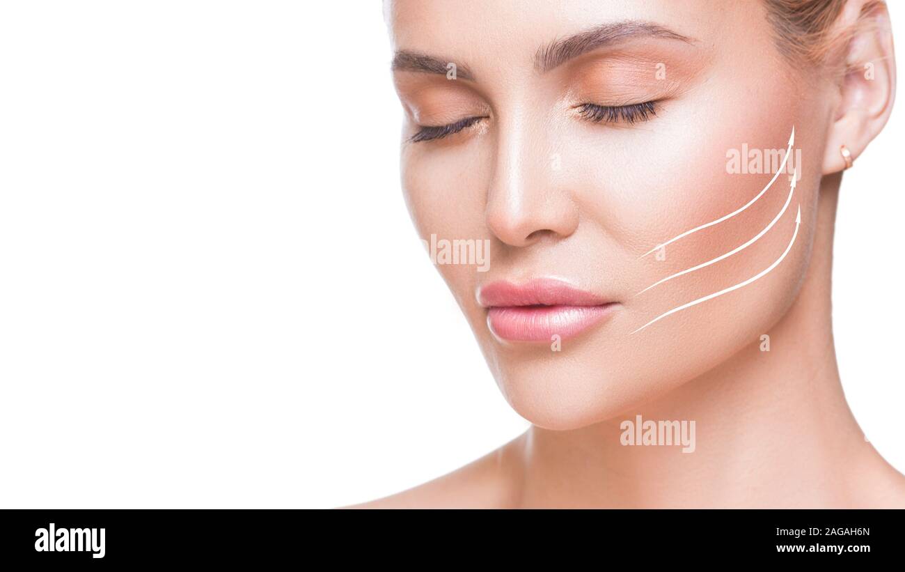 Portrait von attraktiven Frau mit Pfeilen auf Ihrem Gesicht mit weißem Hintergrund. Face Lifting Konzept. Plastische Chirurgie Behandlung, Medizin. Stockfoto