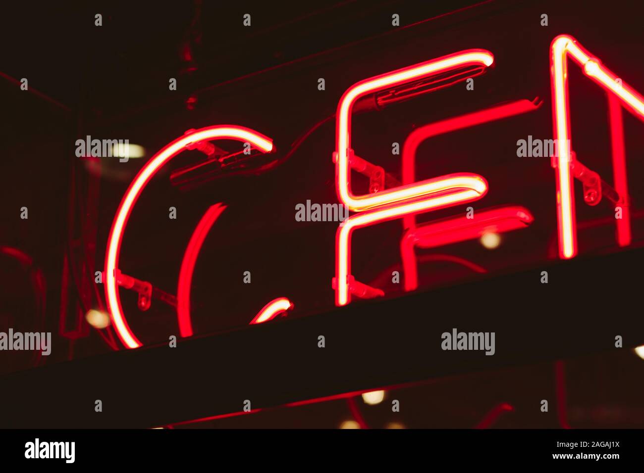 LONDON, GROSSBRITANNIEN - 04 Nov, 2017: eine Nahaufnahme Schuss eine beleuchtete Beschilderungen mit roten Lichter in London, Großbritannien mit schwarzem Hintergrund Stockfoto